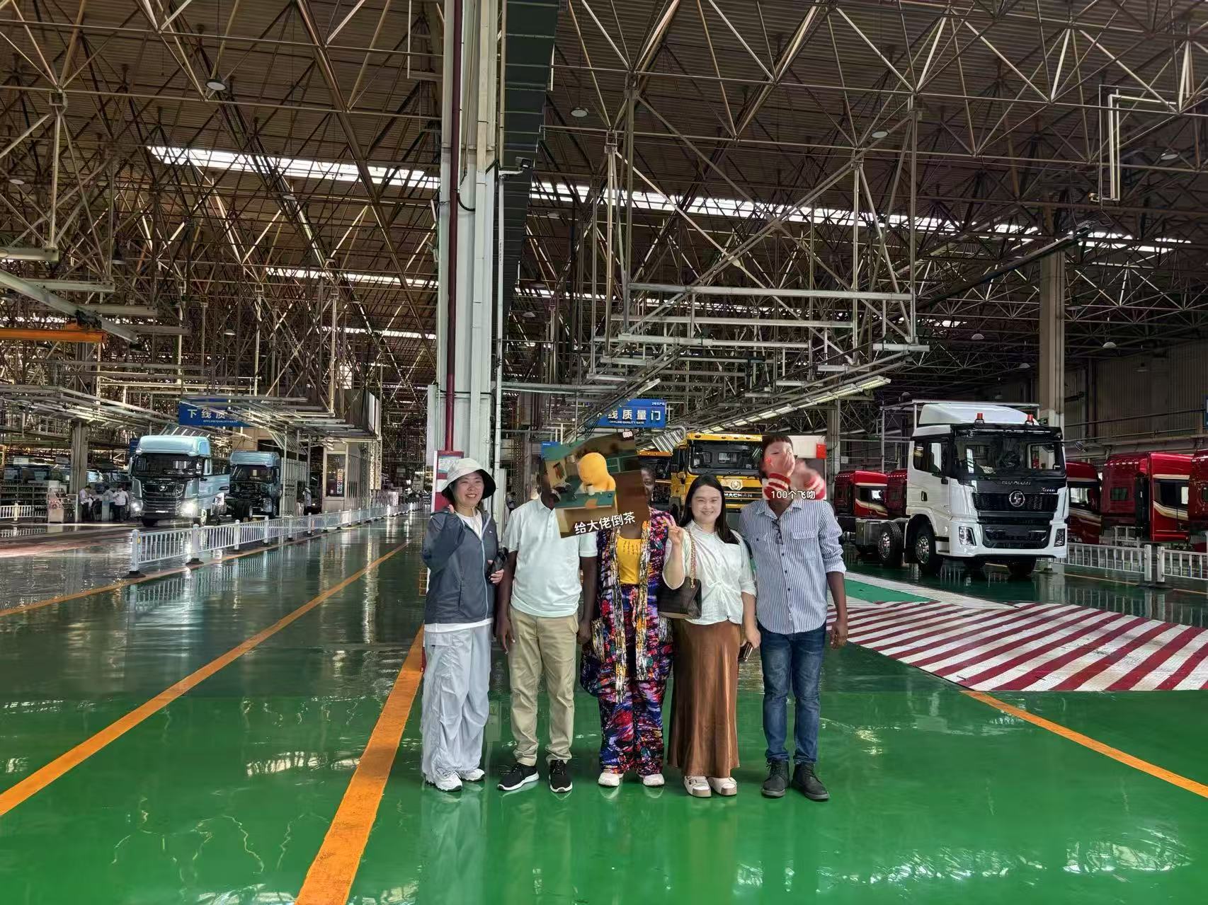 FeiChi Staff Lead Customers to Visit Shacman Plant