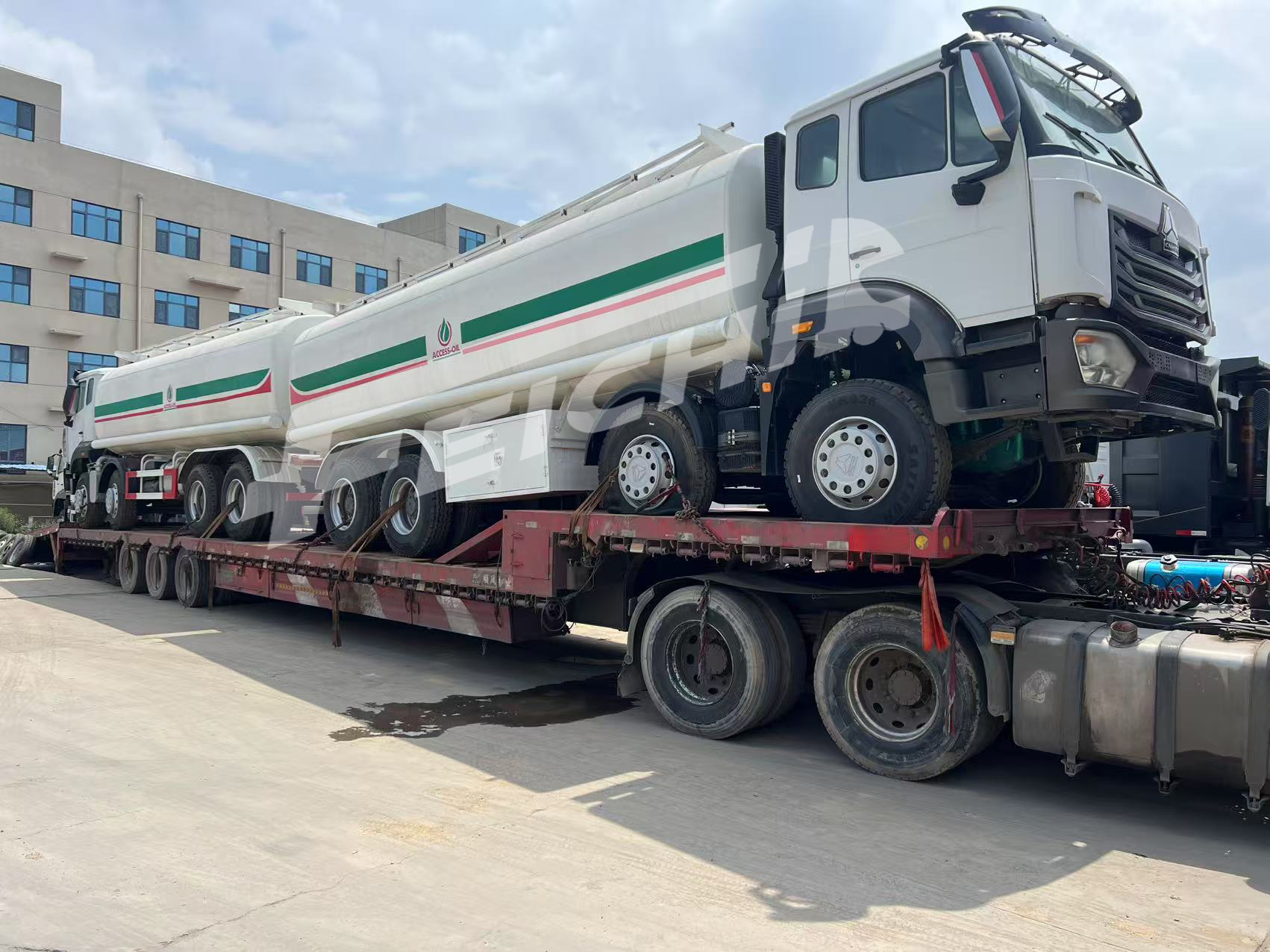 Sinotruk HOHAN N7W 8 × 4 Oil Tanker Truc