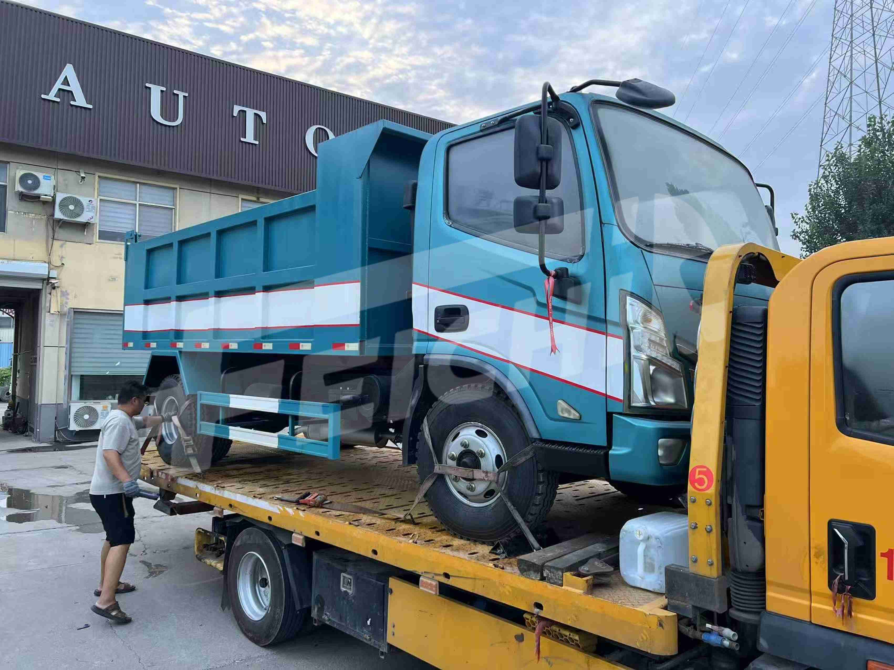 SINOTRUK HOWO 4x2 Light Dump Truck sent 